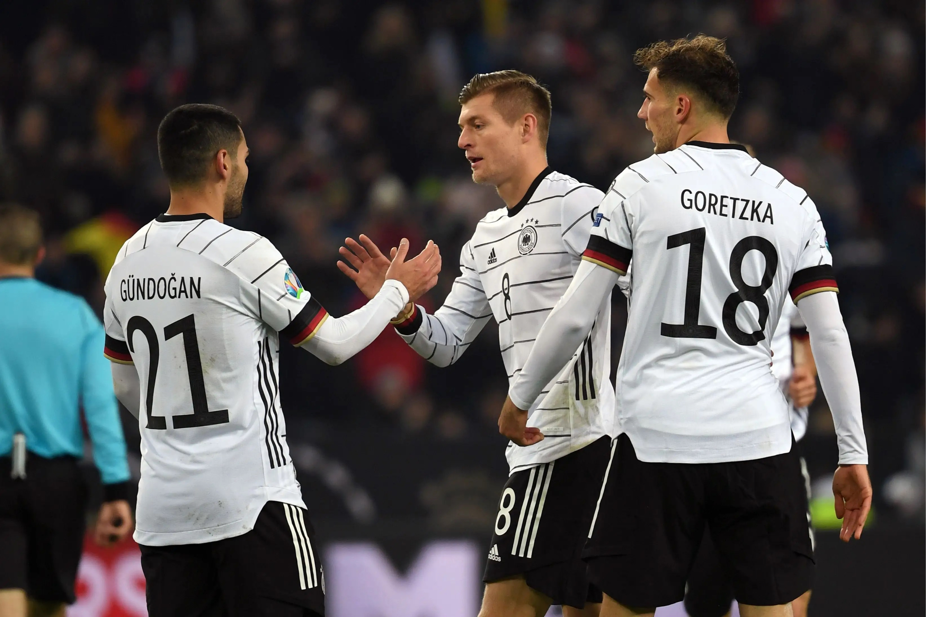 包含意大利足球盛事继续火爆进行，赛况扣人心弦的词条